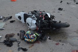 Hız motosikletiyle çarpışan otomobilin sürücüsü kaçtı