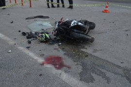 Hız motosikletiyle çarpışan otomobilin sürücüsü kaçtı