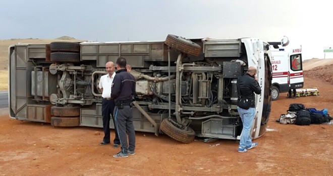 Polisleri Taşıyan Midibüs Devrildi