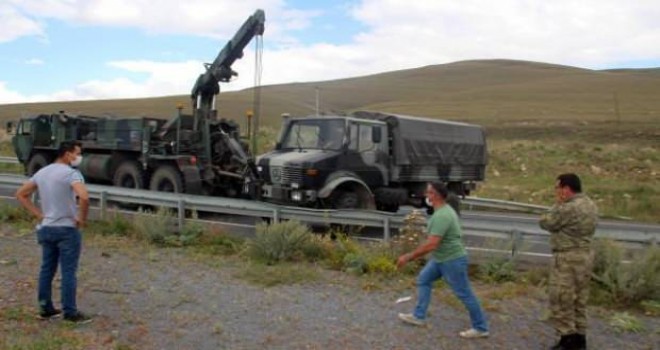 Askeri araç bariyerlere çarpı: 5 yaralı