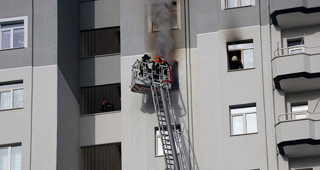 Çakmakla oynayan çocuklar evde yangın çıkardı
