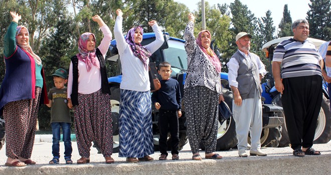 Tarlalarına su isteyen çiftçilerden traktörlü eylem