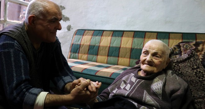 Böbrek hastası evlattan meme kanseri yatalak anneye şefkat eli