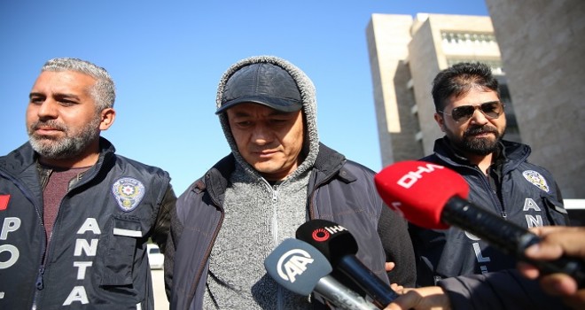 Antalya'da banka şubesine silahla giren zanlı adliyeye sevk edildi