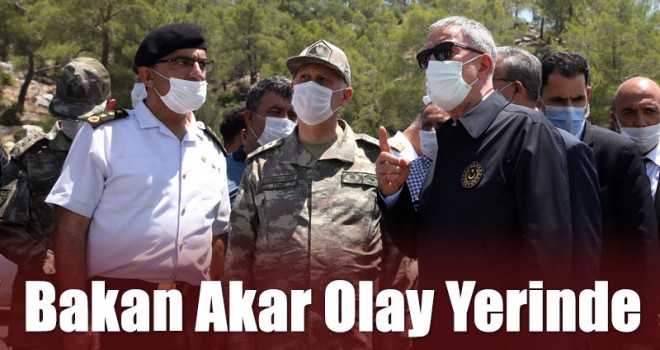 Bakan Akar, askerleri taşıyan otobüsün kaza yaptığı bölgede