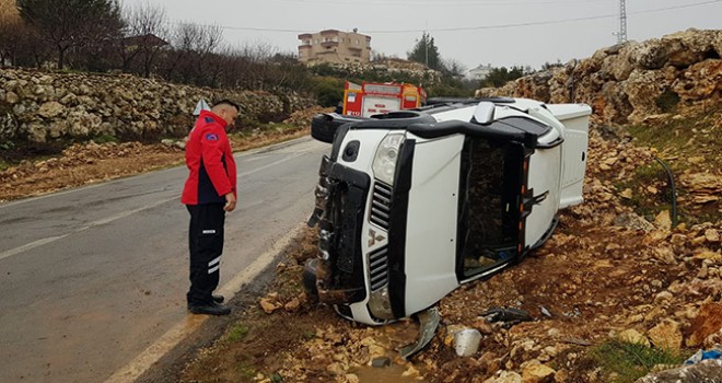 Mersin'de kamyonet devrildi