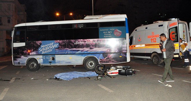 Midibüs İle Motosiklet Çarpıştı! 1 Ölü, 1 Yaralı