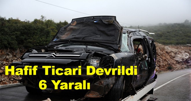 Antalya'da hafif ticari araç devrildi: 6 yaralı