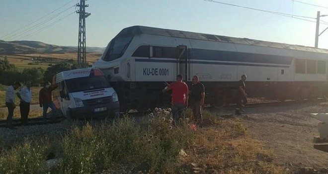 Kırıkkale'de akaryakıt yüklü tren ile minibüs çarpıştı
