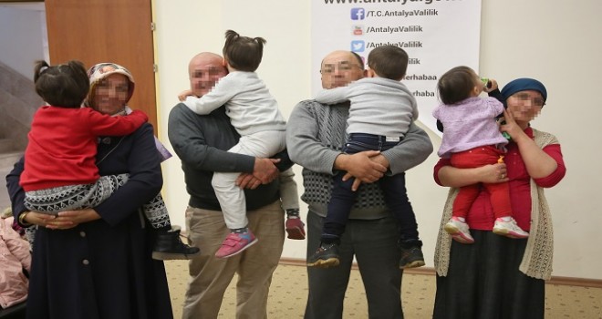 Çöp evde bulunan 4 kardeşi sevgiyle bağırlarına bastılar