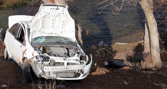 Otomobil Dere Yatağındaki Ağaçlara Çarptı! 3 Ölü