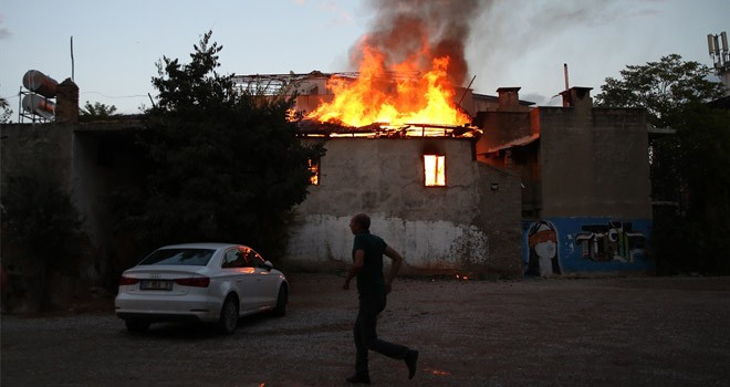 Üç Evde Alevlere Teslim Oldu