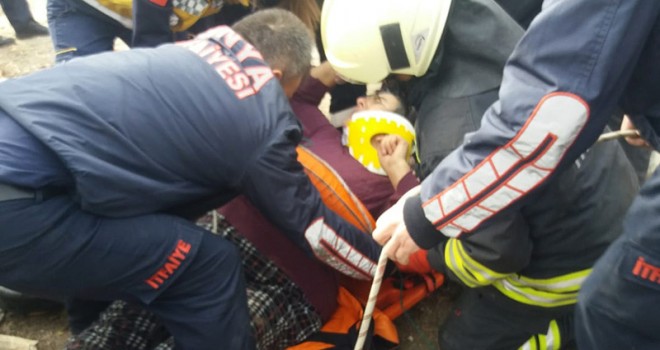 Su kuyusuna düşen kadını itfaiye kurtardı