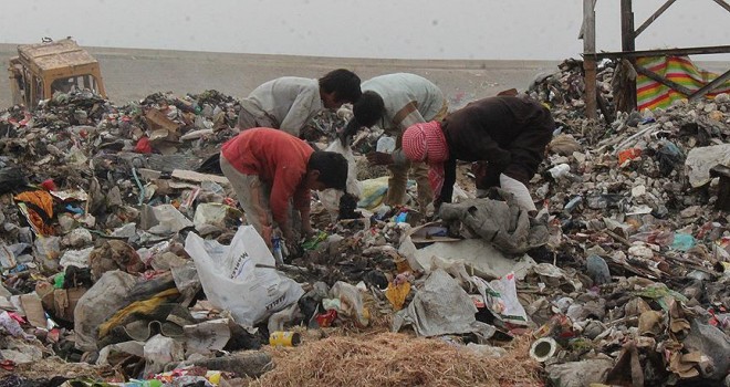 Okul Yerine Çöplüklerde Zaman Geçiriyorlar
