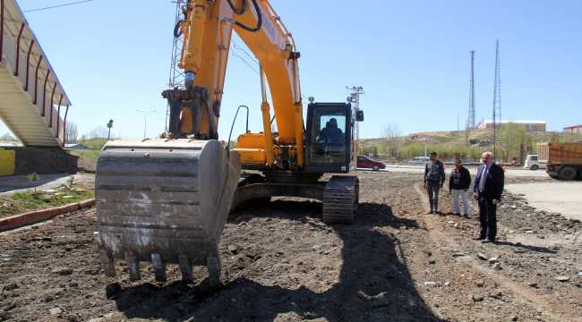 Hafik Gölü ve Hafik Sanayi Sitesi'nde parke taşı döşeme çalışması