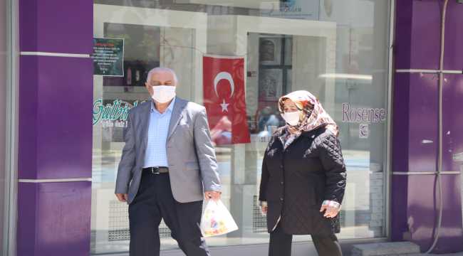 65 yaş ve üzerindekiler güzel havanın keyfini çıkardı
