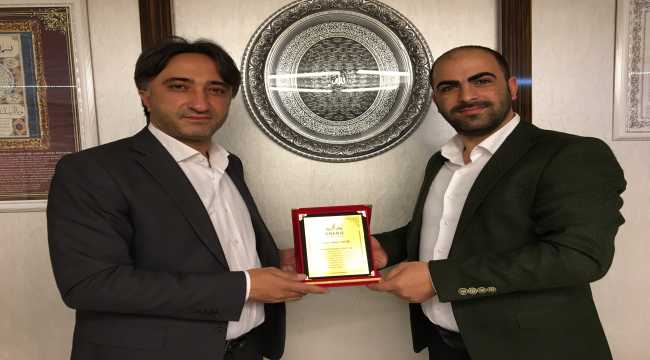 ÇEDAŞ'tan vatandaşların elektrik faturalarını ödeyen esnafa plaket