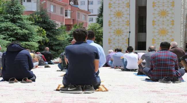 Cuma namazı salgın sonrası ilk kez kılındı