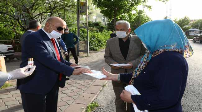 Keçiören Belediyesi 1 milyon adet maske, 100 bin şişe dezenfektan dağıttı
