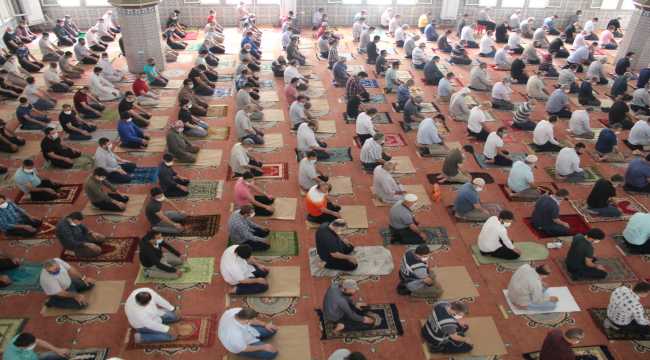 Kırıkhan'da cuma namazı, salgın sonrası ilk kez kılındı