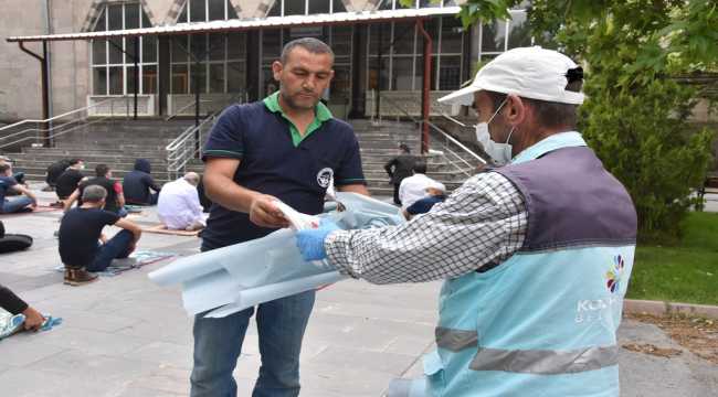 Kocasinan Belediyesi, cuma namazında tek kullanımlık maske ve seccade dağıttı