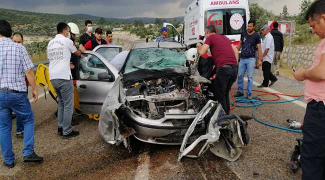 Mersin'de minibüs ile otomobil çarpıştı: 6 yaralı