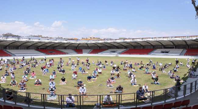 Mersin'in Mut, Tarsus ve Erdemli ilçelerinde salgın sonrası ilk cuma namazı kılındı