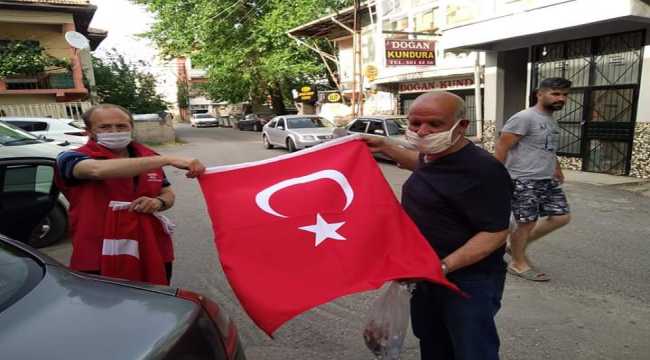 Pozantı'da Vefa Sosyal Destek Grubu ekibi Türk bayrağı dağıttı
