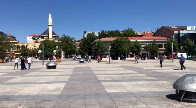 Meydanda cuma namazı için hazırlık yapıldı