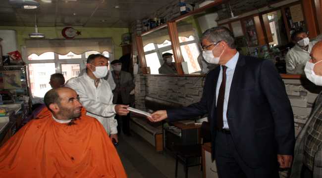 Suşehri'nde berber ve kuaförlere maske ile siperlik dağıtıldı 