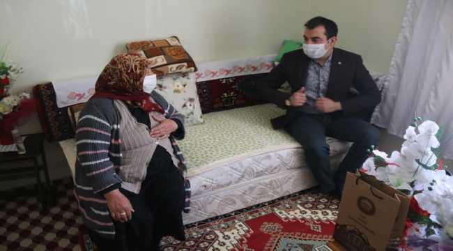 Ulaş Kaymakamı Akköz, şehit annesini ziyaret etti