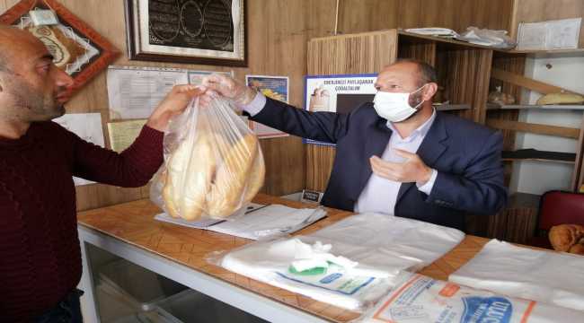 Ulaş'ta cami imam hatibi vatandaşlara ücretsiz ekmek dağıttı