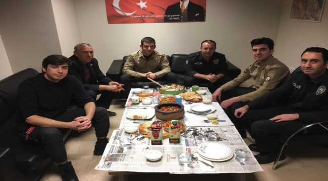 Ulaş'ta mahalle muhtarları polis memurlarına iftar yemeği verdi
