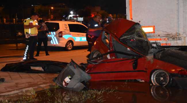 Adana'da otomobil tır dorsesine çarptı: 2 ölü
