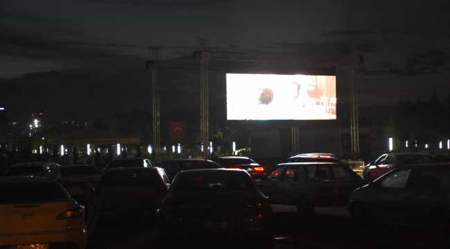 Adana'da vatandaşlar araçlarından film izledi
