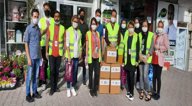 Afgan Mülteciler maske ve sabun dağıttı