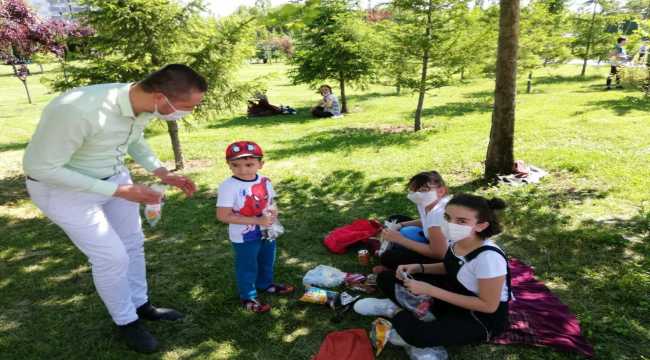 AK Parti İl Gençlik Kolları çocuklara hediyeler verdi