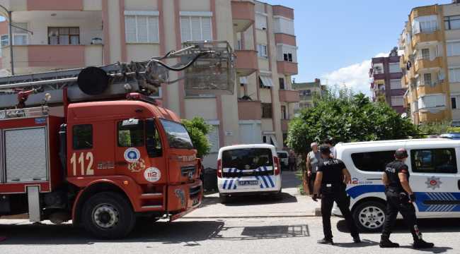 Antalya'da kasten yangın çıkarıldığı iddia edilen evdeki alevleri itfaiye söndürdü 