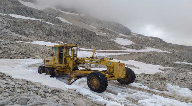 Antalya'nın Morca Yaylası'nda karla mücadele çalışmaları sürüyor