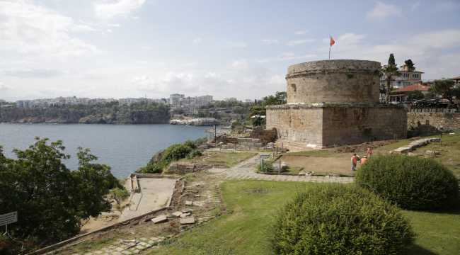 Antalya'nın simgelerinden Hıdırlık Kulesi çevresinde arkeolojik kazı başlatıldı 