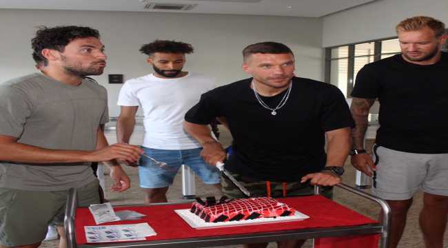 Antalyaspor'da Podolski'nin doğum günü kutlandı 