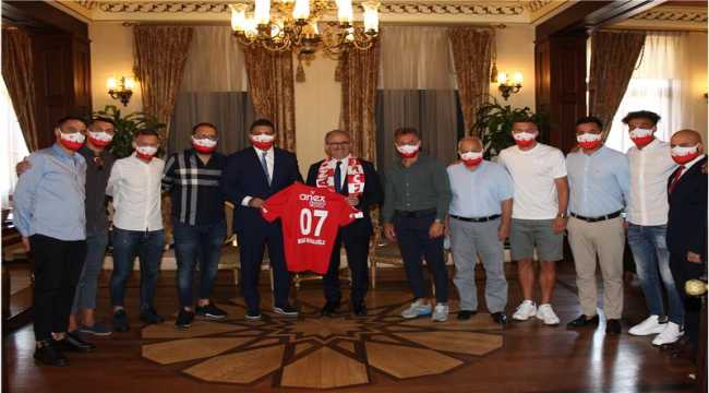Antalyaspor'dan Diyarbakır Valiliğine atanan Karaloğlu'na forma hediyesi