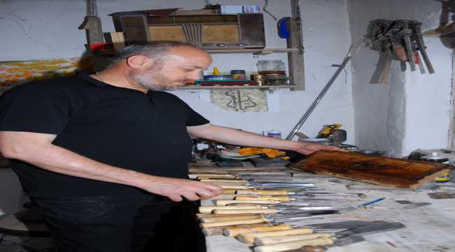 Belediye başkanı ahşap oyma sanatıyla stres atıyor