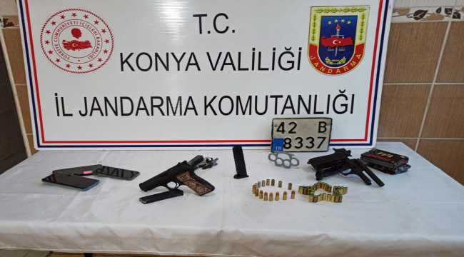 Beyşehir'de jandarma ekipleri ruhsatsız tabanca, muşta ve aranan plaka ele geçirdi