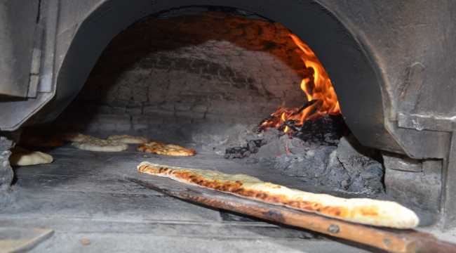 Bünyalılar mahalle fırınlarında kendi ekmeklerini yapıyor