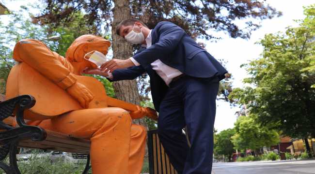 Kovid-19 farkındalığı için heykellere maske takıldı