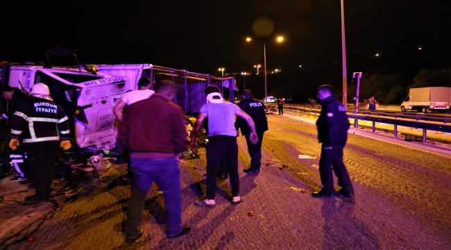 Burdur'da sebze yüklü kamyon devrildi: 3 yaralı 