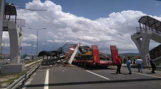 Tırın taşıdığı iş makinesi üst geçide çarptı