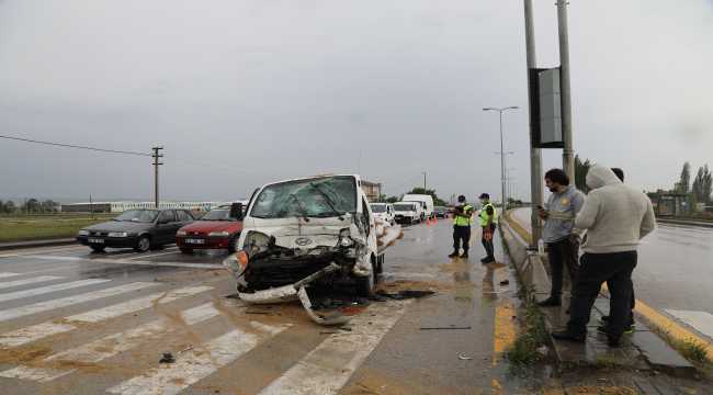 Çubuk'ta iki kamyonet çarpıştı: 3 yaralı 