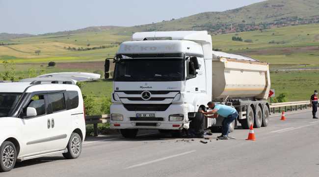 Çubuk'ta minibüsle tır çarpıştı: 2 yaralı